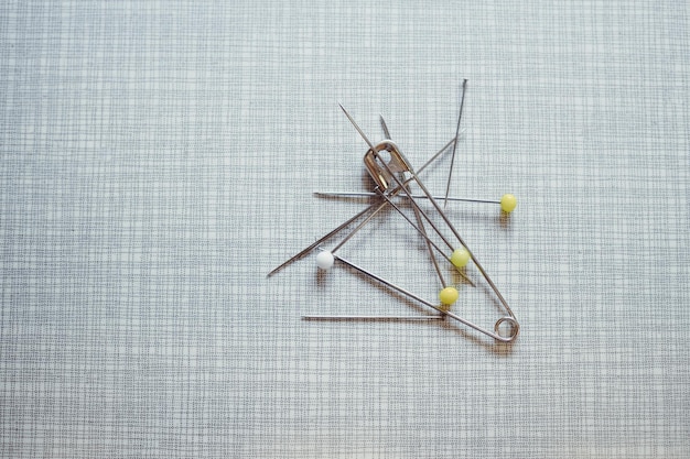 Detale igieł i nici na tle tkaniny